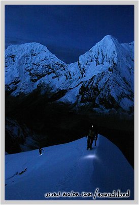 Escaladores y sus linternas de cabeza antes del amanecer (Región de Khumbu, Nepal, Asia) kiip0579.jpg