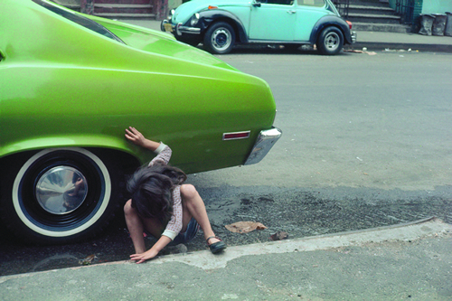 New York, 1980, © Helen Levitt. Courtesy Laurence Miller Gallery and/or powerHouse Books.