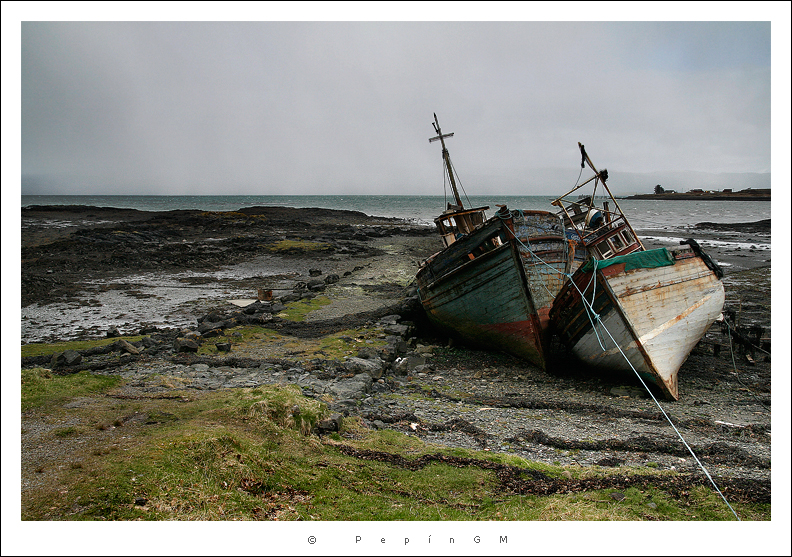 Barcos abandonados en Ardnacross. Al fondo, la nevada  que venía