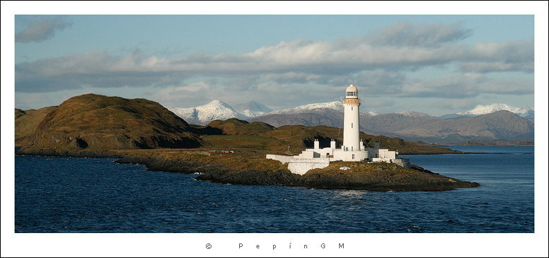 Faro junto a Duart Castle, desde el Ferry de regreso a  Oban